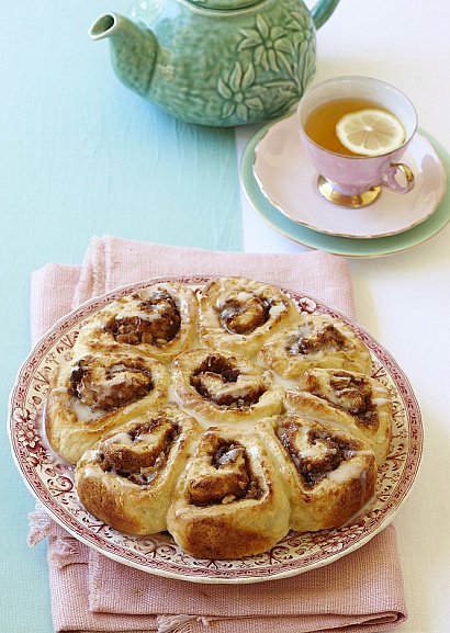 Рецепт булочки с орехами, корицей и медовой глазурью
