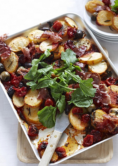 Рецепт картофель, запеченный с помидорами, оливками и розмарином