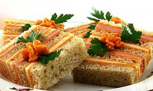 Рецепт полосатый бутерброд с сыром и колбасой