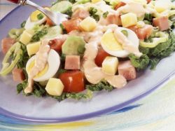 Рецепт салат из колбасы с яйцом и овощами