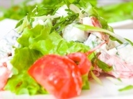 Рецепт салат из свежих помидоров, огурцов, зеленого лука со сметаной