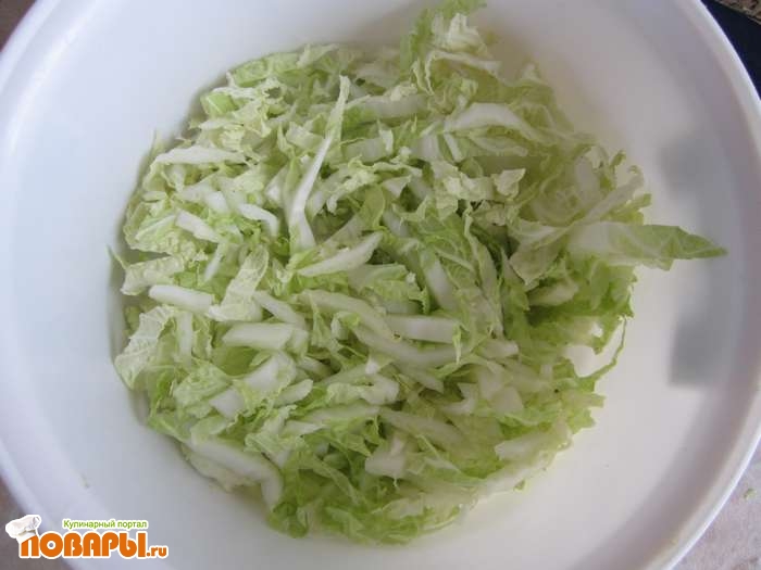 Рецепт весенний салат из пекинской капусты, редиски, огурца и зеленого лука