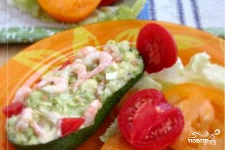 Рецепт салат с морепродуктами томатами, авокадо и перепелиным яйцом