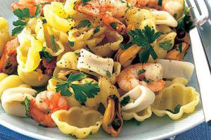 Рецепт салата с макаронами и морепродуктами