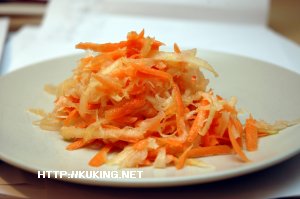 Рецепт САЛАТ С КВАШЕНОЙ КАПУСТОЙ, ЯБЛОКАМИ И МОРКОВЬЮ