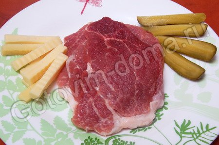 Рецепт мясные рулетики с сыром и маринованным огурцом