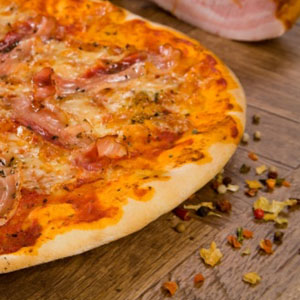 Рецепт мини-пицца с грудинкой, помидорами и оливками