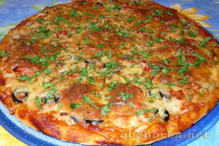 Рецепт пицца из ржаного теста'Охотничья'с лисичками и колбасками.