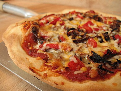 Рецепт пицца с жареным луком и красным перцем