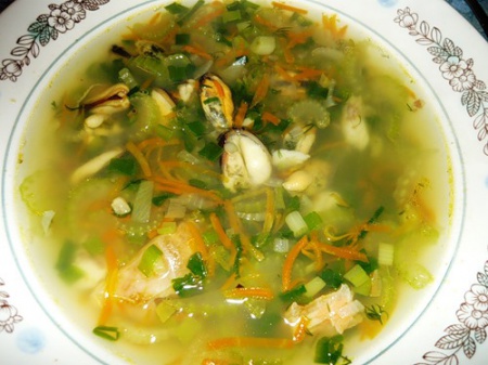 Рецепт супа с мидиями, беконом, сыром и пикшей