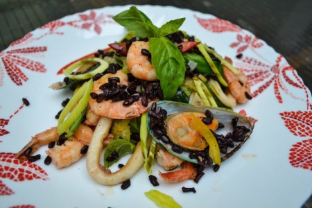 Рецепт - Новогодний салат из морепродуктов, с рисом нероне, заправленный тыквенным маслом