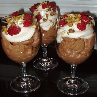 Шоколадный десерт в бокалах – прекрасное лакомство для праздничного стола. Рецепт на 8 марта. 