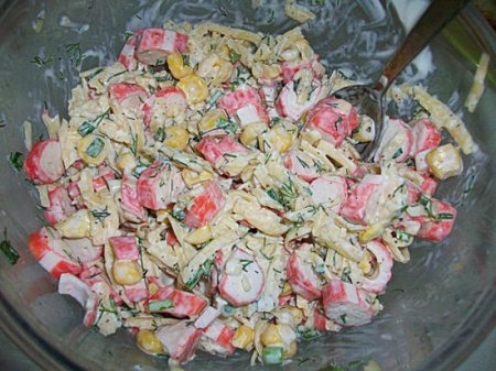 Салат с крабовыми палочками и кукурузой. Как приготовить легкий диетический салат с крабовыми палочками и кукурузой.
