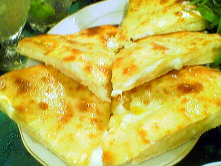 Хачапури с сыром. Рецепт. Как приготовить традиционное грузинское блюдо хачапури с сыром.