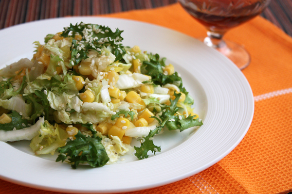 Рецепт салат с кукурузой и кунжутом