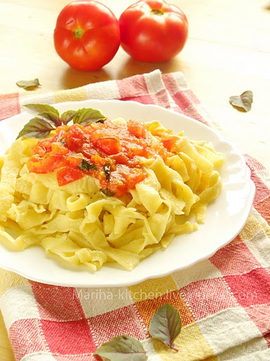 Рецепт домашняя паста с томатным соусом и базиликом