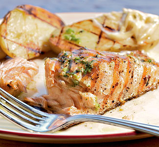 Рецепт лосось с соусом из голубого сыра и картофелем-гриль