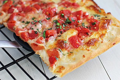 Рецепт пицца с сыром и помидорами
