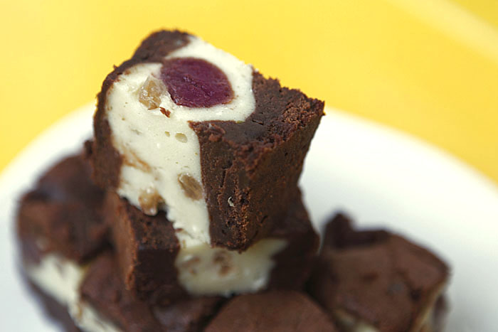 Белькович шоколадно творожный пирог. Шоколадно творожный пирог. Шоколадный пирог с творожными шариками и вишней. Творог с шоколадом. Шоколадный пирог с творогом и вишней.