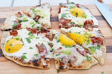 Рецепт быстрая пицца с яйцом и беконом